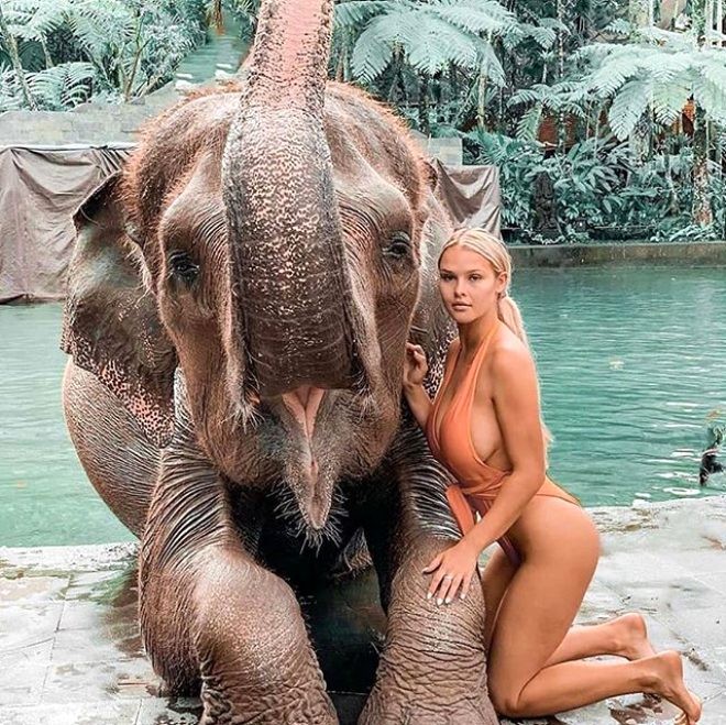Meydana çimərlik geyimində atılan model bu dəfə "tarzan" oldu