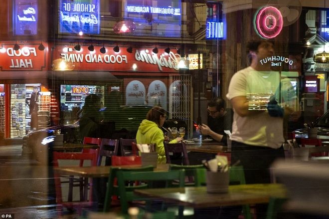 İngiltərəli gənclər virusa bu cür meydan oxudular - FOTO