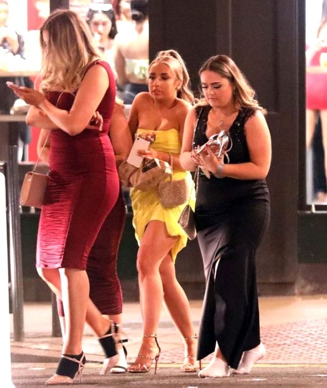 İngiltərəli gənclər virusa bu cür meydan oxudular - FOTO