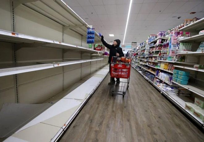 Koronavirusa görə marketlərdə yaşanan ərzaq qıtlığı - FOTOLAR