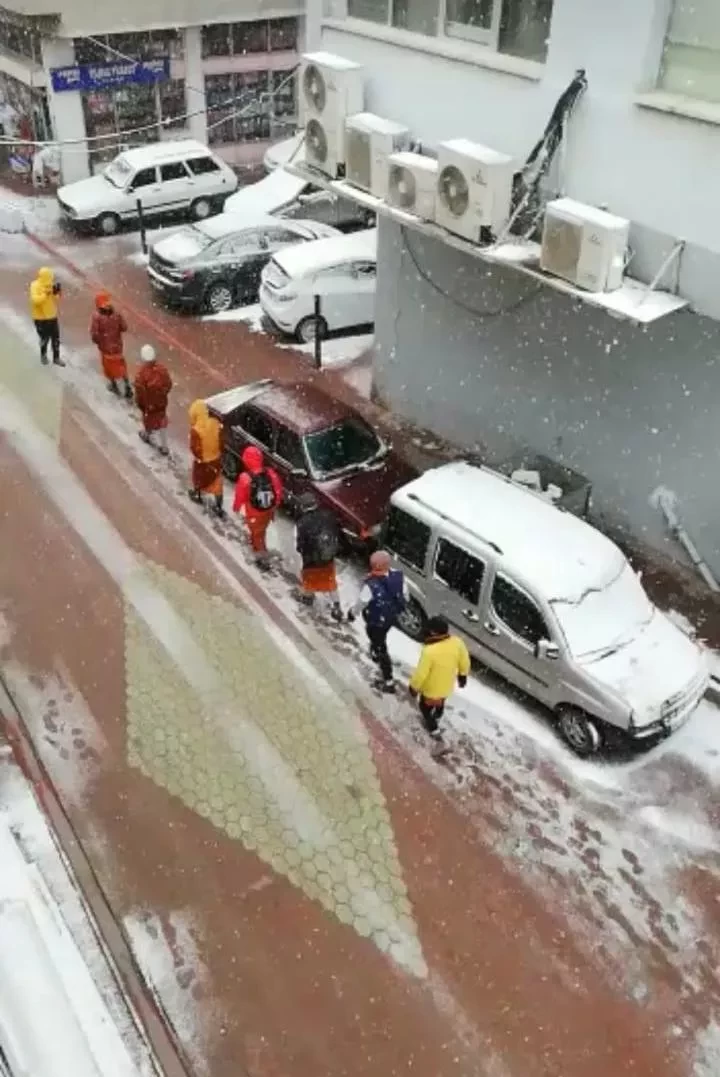 Tailandlı turistlər sakinlərin marağına səbəb oldu - FOTOLAR