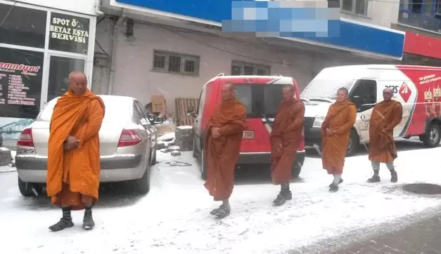 Tailandlı turistlər sakinlərin marağına səbəb oldu - FOTOLAR