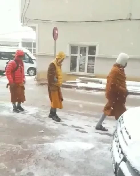Tailandlı turistlər sakinlərin marağına səbəb oldu - FOTOLAR
