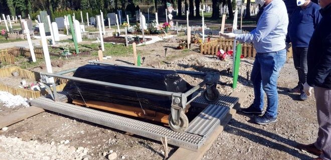 Koronavirusdan ölən qadın bu cür dəfn edildi - FOTOLAR