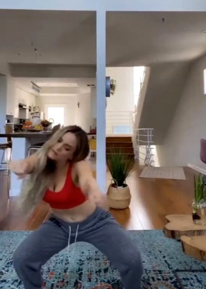 Karantində olan müğənni gündəm yaratdı - FOTO