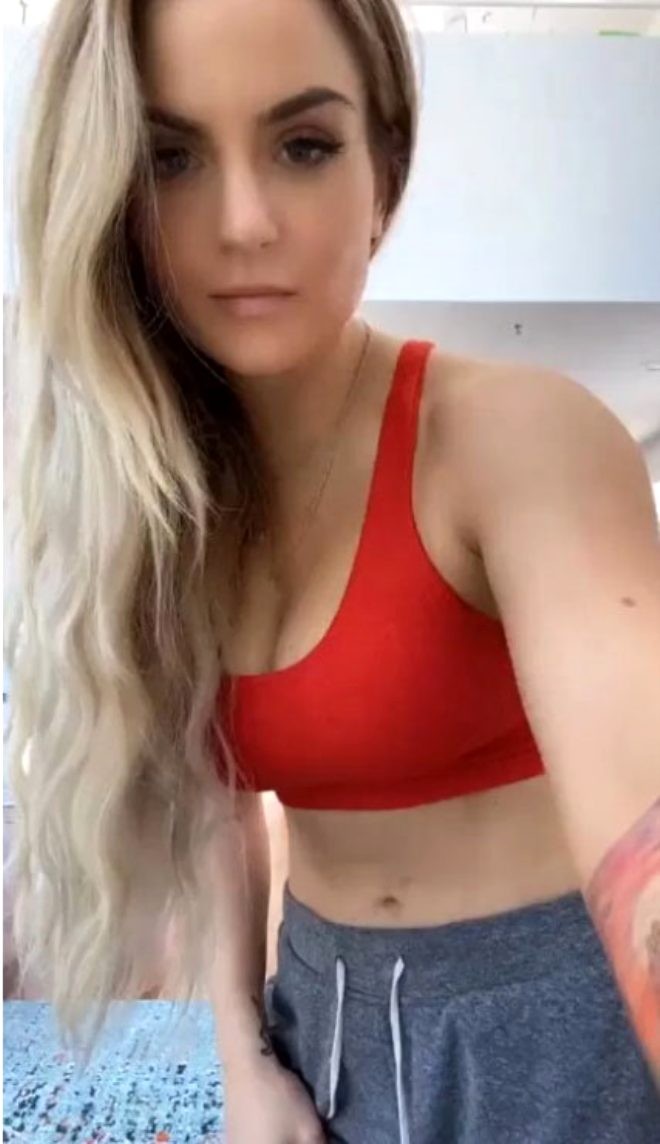 Karantində olan müğənni gündəm yaratdı - FOTO