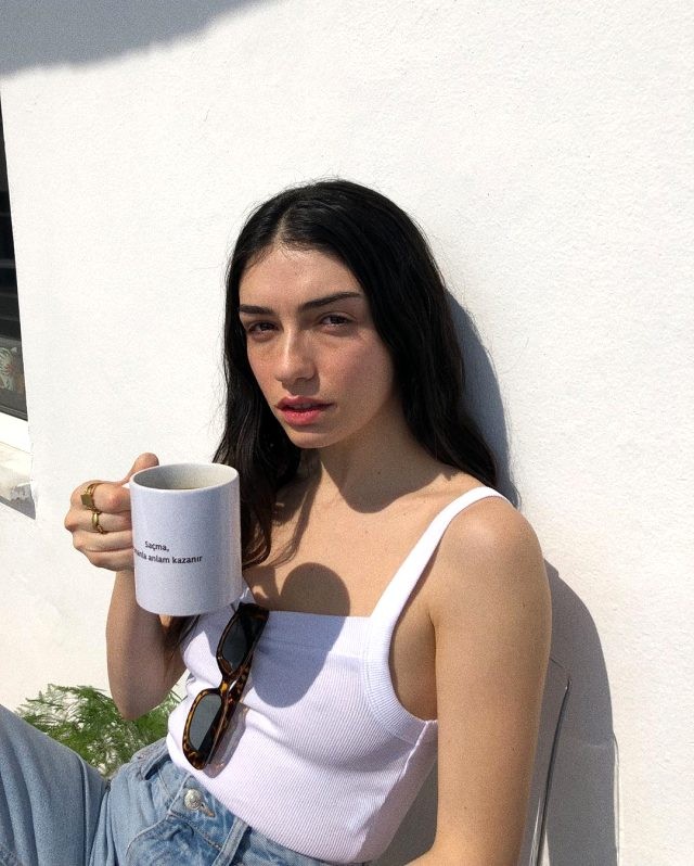 Məşhur aktrisa bu pozasıyla gündəm yaratdı - FOTO