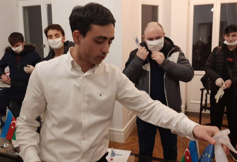 Varşavadakı 19 azərbaycanlı Bakıya gətirildi (Foto)