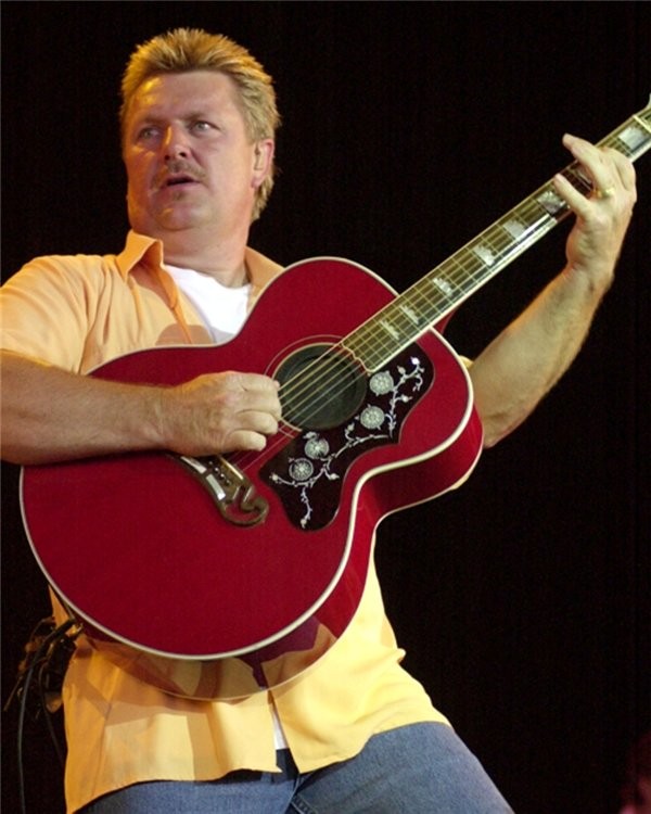 “Qremmi” mükafatlı musiqiçi Joe Diffie koronavirusdan  öldü 