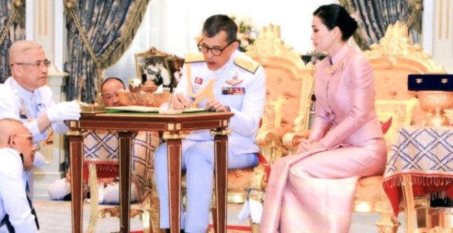 Tayland kralı 20 qadınla birlikdə özünü karantinə aldı