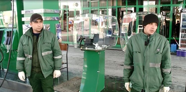 Yanacaqdoldurma məntəqələrinin işçiləri də cərimələndi - FOTO