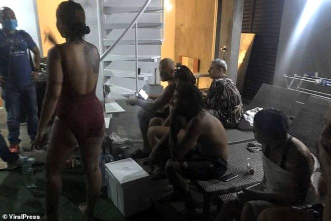 Polis əyləncə evinə basqın etdi - FOTO