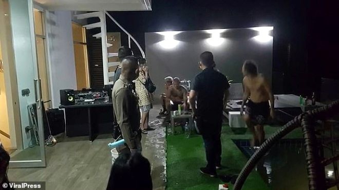 Polis əyləncə evinə basqın etdi - FOTO