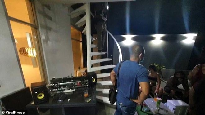 Polis əyləncə evinə basqın etdi - FOTO