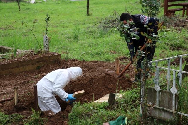 Koronavirusa görə ölən 8 aylıq hamilə qadının körpəsini də xilas etmək mümkün olmadı
