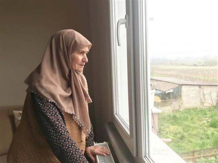 Koronavirusdan sağalan 86 yaşlı qadın: “Həyatınızı təhlükəyə atmayın”  - FOTO