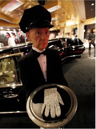 Maykl Ceksonun əlcəkləri bu qiymətə SATILDI - FOTO