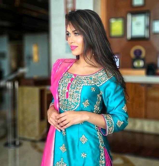 Gözəllik kraliçası koronavirusa görə peşəsinə geri dönür - FOTOLAR