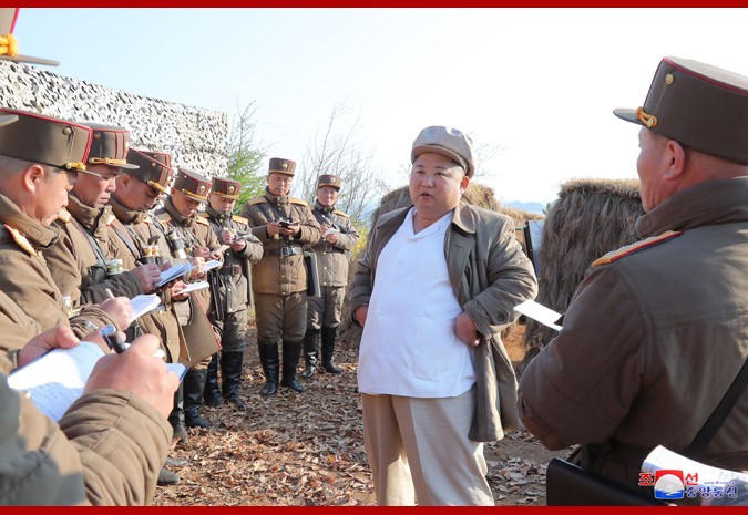 Başında papaq, əlində papiros, bir adanın bombalanmasını seyr etdi - FOTOLAR