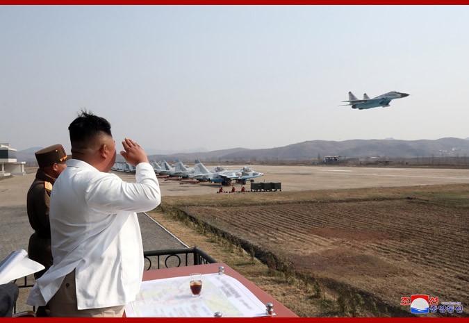Başında papaq, əlində papiros, bir adanın bombalanmasını seyr etdi - FOTOLAR