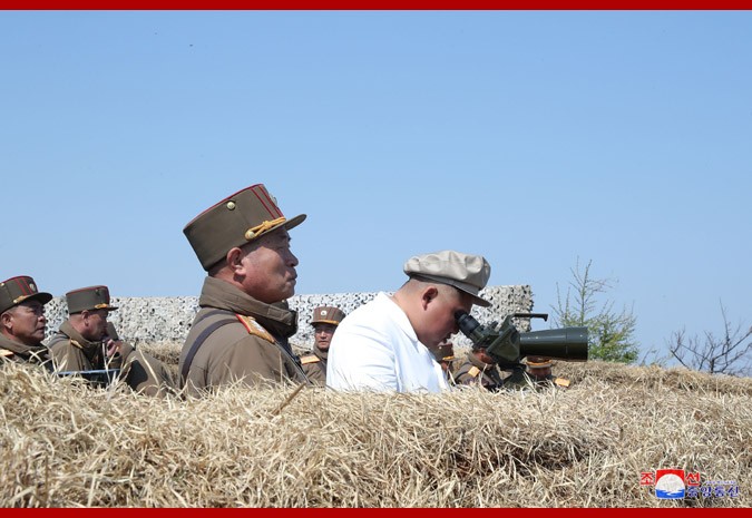 Başında papaq, əlində papiros, bir adanın bombalanmasını seyr etdi - FOTOLAR