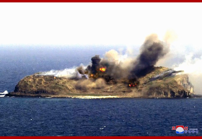Başında papaq, əlində papiros, bir adanın bombalanmasını seyr etdi - FOTOLAR