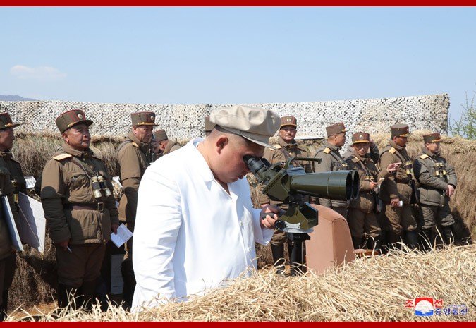 Başında papaq, əlində papiros, bir adanın bombalanmasını seyr etdi - FOTOLAR