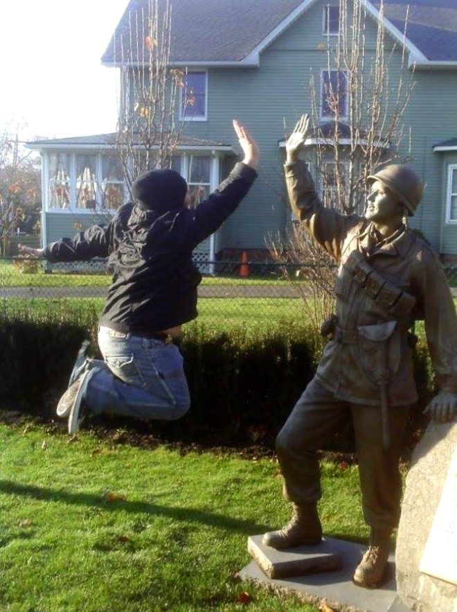 Heykəlləri pozaları ilə canlandıran gənclər - FOTOLAR