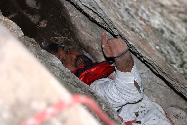Qayalıqlara düşən gənc 24 saat sonra qurtarıldı - Türkiyədə (FOTO+VİDEO)