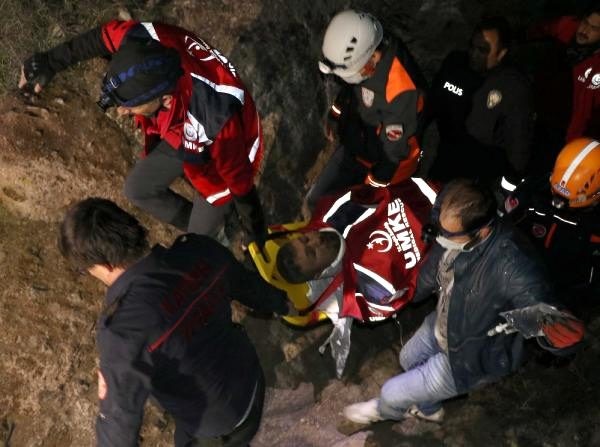 Qayalıqlara düşən gənc 24 saat sonra qurtarıldı - Türkiyədə (FOTO+VİDEO)