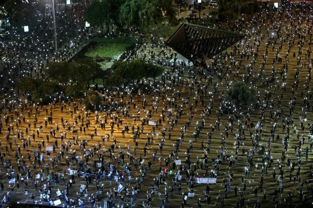İsraildə sosial məsafəyə diqqət yetirərək Netanyahuya etiraz etdilər