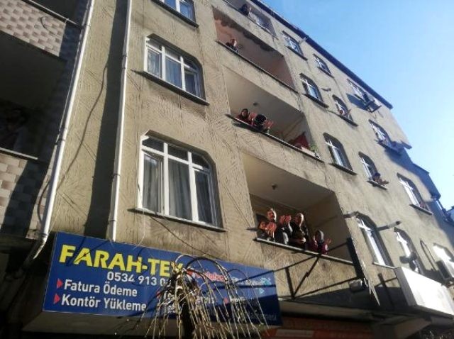 Polislərin müşayiəti ilə eyvanda konsert verdi - Türkiyədə (FOTO+VİDEO)