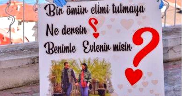 Korona tədbirləri görən gənc sevgilisinə maraqlı evlənmə təklifi etdi 