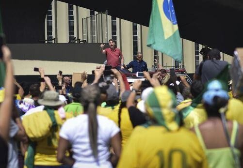 Braziliya prezidenti Bolsonarodan “Covid-19”a etiraz - FOTOLAR