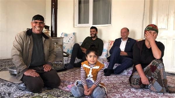 Dayanmadan gülən adam: “Atam öldükdə də güldüm”
