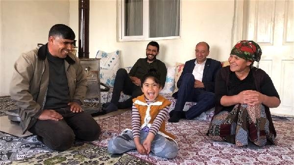 Dayanmadan gülən adam: “Atam öldükdə də güldüm”