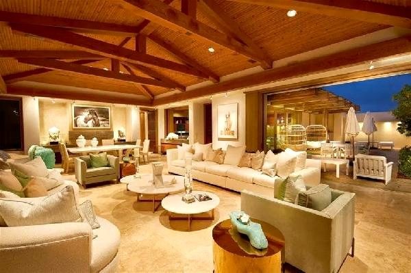 Karantini 43 milyon dollarlıq malikanəsində keçirir - FOTO