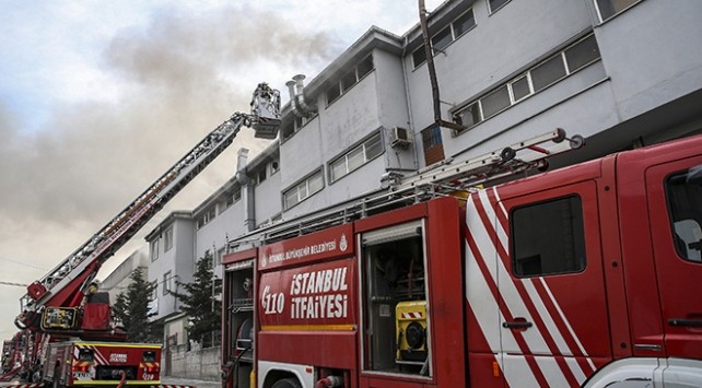 3 mərtəbəli fabrikdə yanğın - Türkiyədə (FOTO)