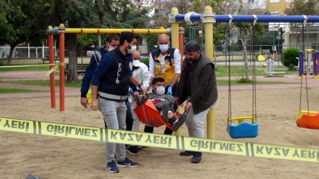 Körpəsini qaçırıb, boğazına bıçaq dayadı - Türkiyədə (VİDEO)