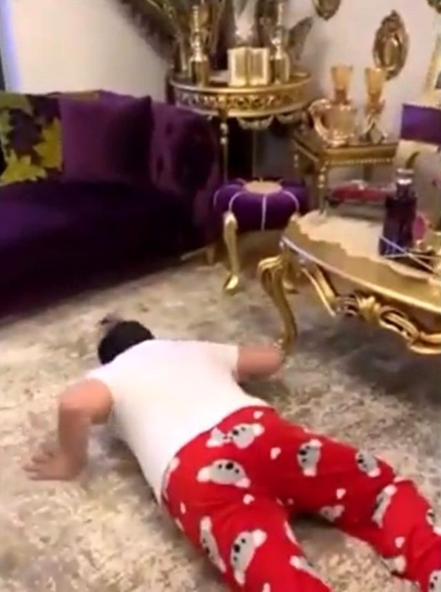 Bu məşhurların "sosial məsafə" adlı paylaşımları rekord qırdı (VİDEO)