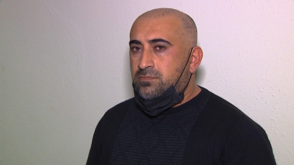 Nazirliyin həbsdə olan sabiq əməkdaşı iş yoldaşını döydürdü - Video