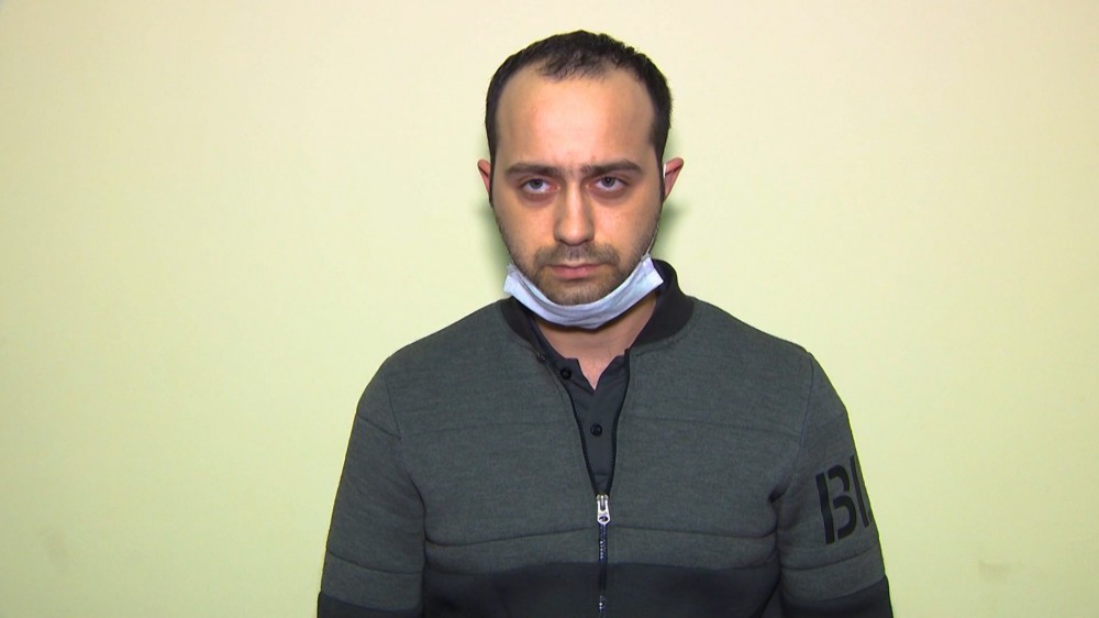 Nazirliyin həbsdə olan sabiq əməkdaşı iş yoldaşını döydürdü - Video