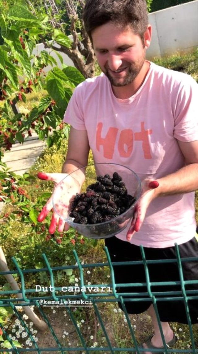 Məşhur aktrisa karantin günlərində bağbanlığa başladı - FOTO