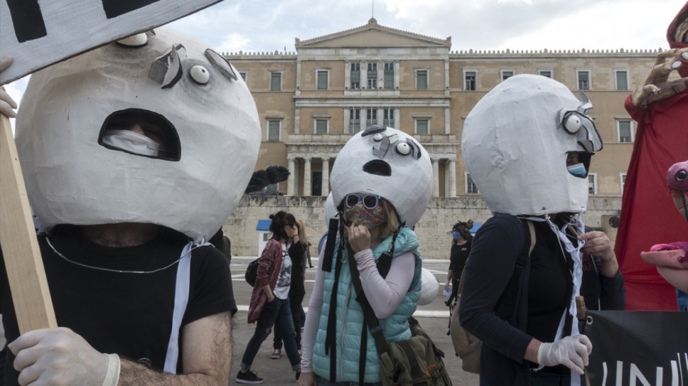 Yunanıstanda sənətçilərdən "Koronavirus" etirazı - FOTOLAR