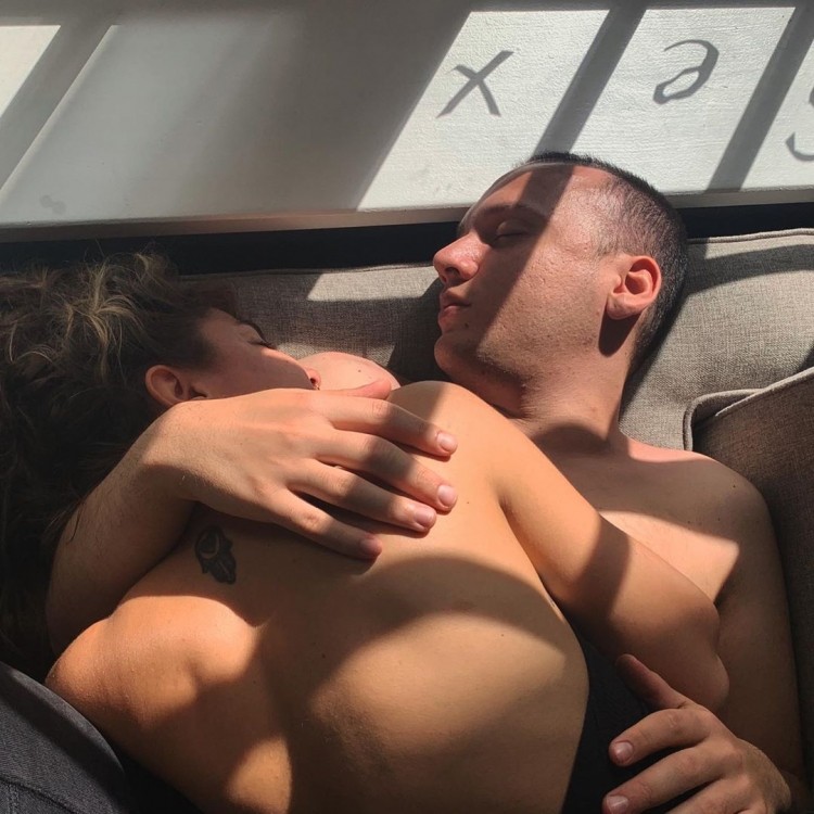 Məşhur müğənni bu fotosu ilə gündəmə gəldi