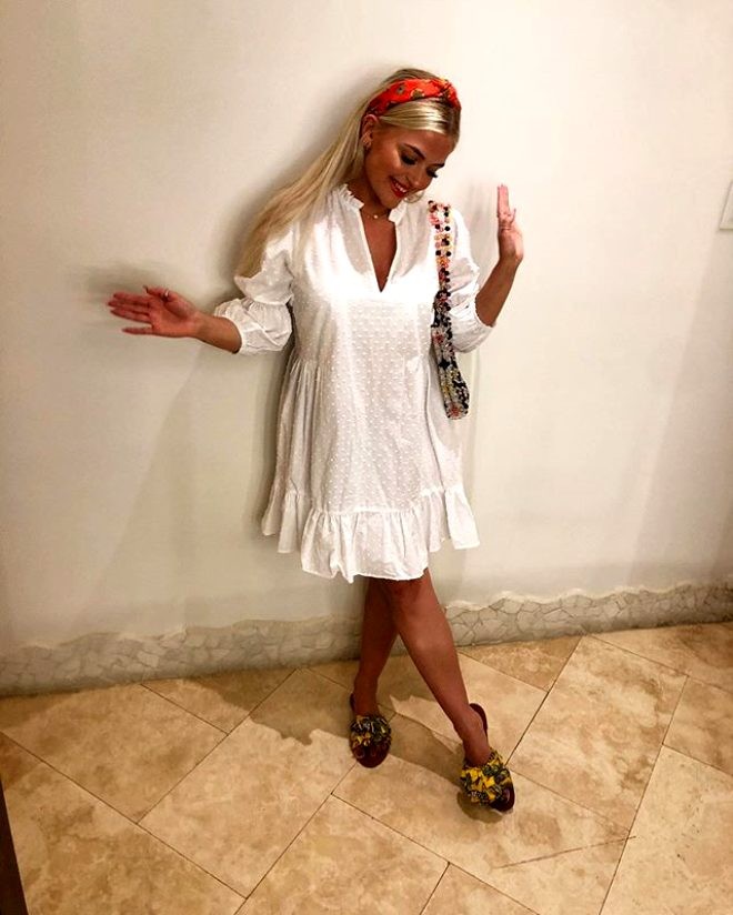 Maddi çətinlik yaşayan aktrisa geyimlərini satışa çıxardı  - FOTOLAR