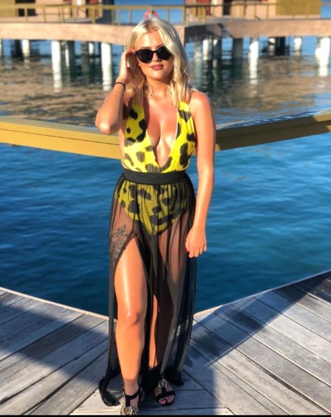 Maddi çətinlik yaşayan aktrisa geyimlərini satışa çıxardı  - FOTOLAR