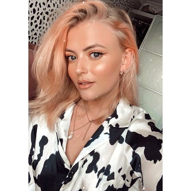 Maddi çətinlik yaşayan aktrisa geyimlərini satışa çıxardı  - FOTOLAR