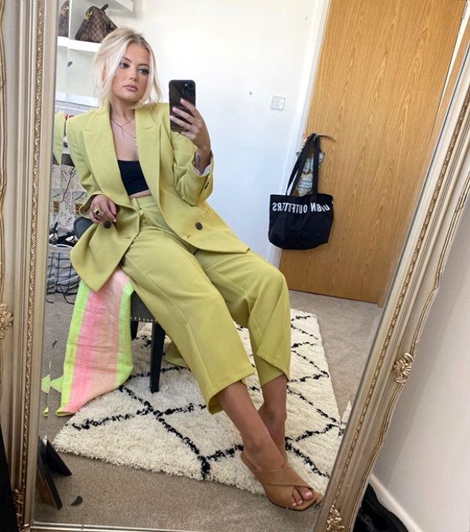 Maddi çətinlik yaşayan aktrisa geyimlərini satışa çıxardı  - FOTOLAR