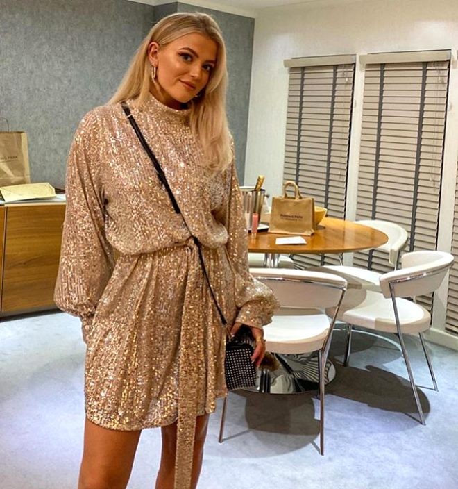 Maddi çətinlik yaşayan aktrisa geyimlərini satışa çıxardı  - FOTOLAR